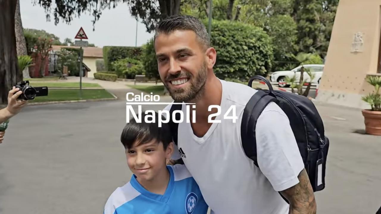 Spinazzola-Napoli, primi "sorrisi azzurri": foto e autografi con i tifosi a Villa Stuart | VIDEO CN24