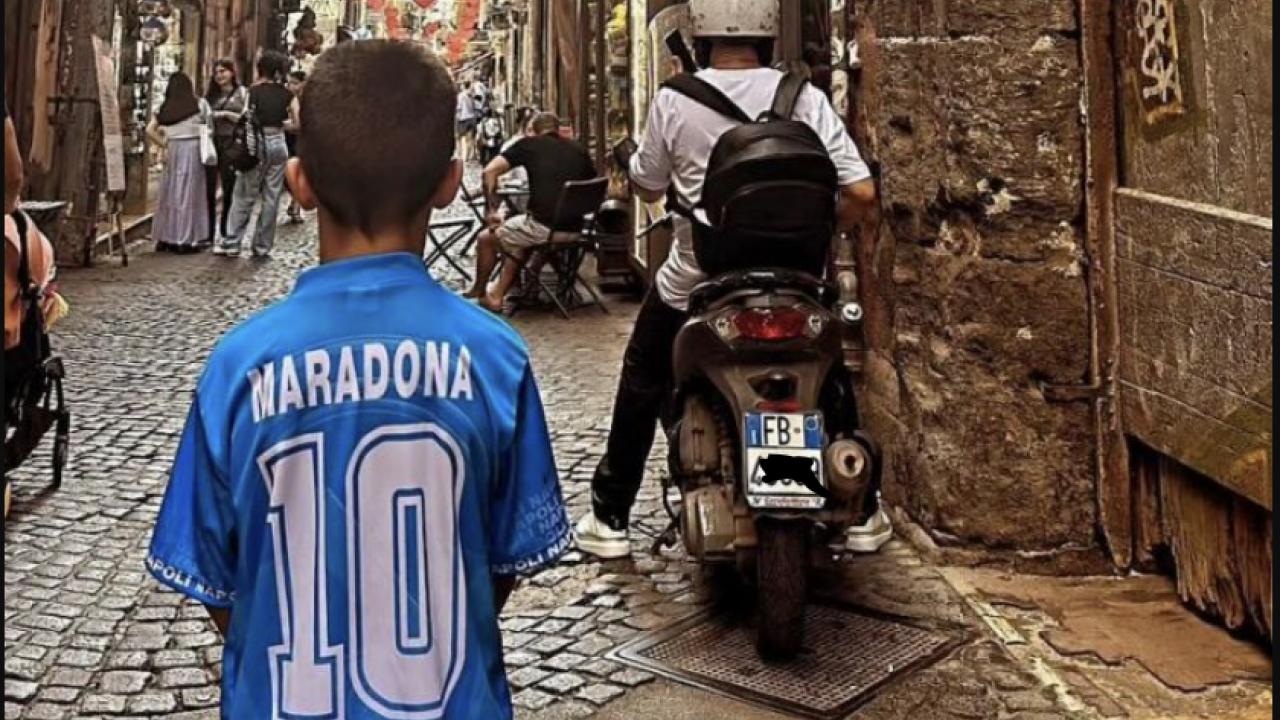 Spinazzola e famiglia già pazzi di Napoli, il figlio indossa la maglia di Maradona | FOTO