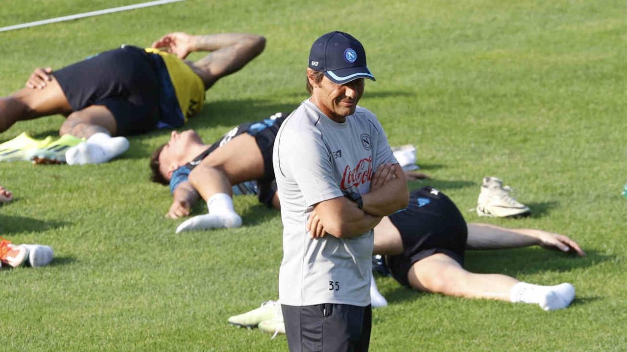 Primo allenamento sotto il caldo di Dimaro: splendido gesto di Conte verso gli azzurri! | VIDEO CN24