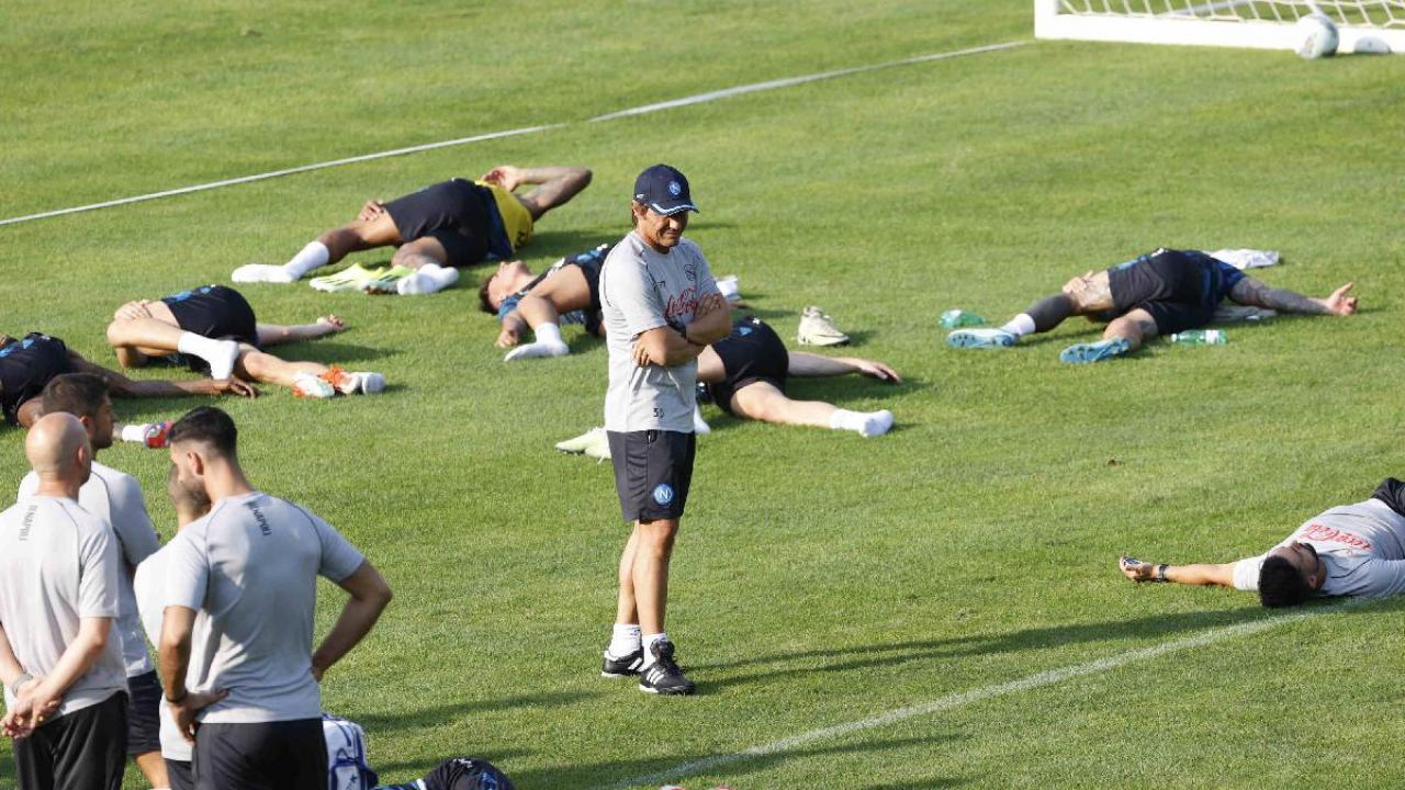 Conte parla con la squadra in mezzo al campo: "Ricordiamoci sempre una cosa"