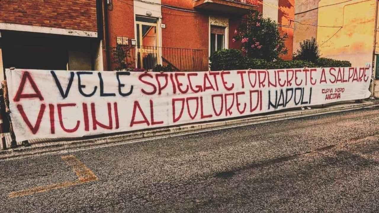 Tragedia a Scampia, striscione di solidarietà dagli ultras dell'Ancona | FOTO