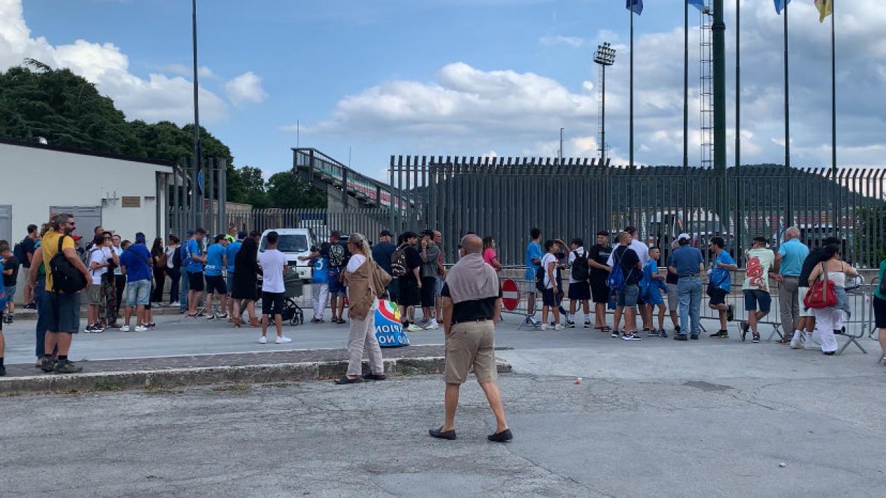 Ritiro Napoli a Castel di Sangro, guardate che attesa per i tifosi | VIDEO