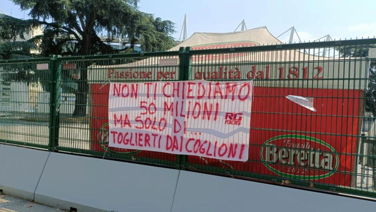Torino, striscione dei tifosi contro Cairo: "Non ti chiediamo 50 milioni, ma solo di...toglierti dai cogli*ni" | FOTO
