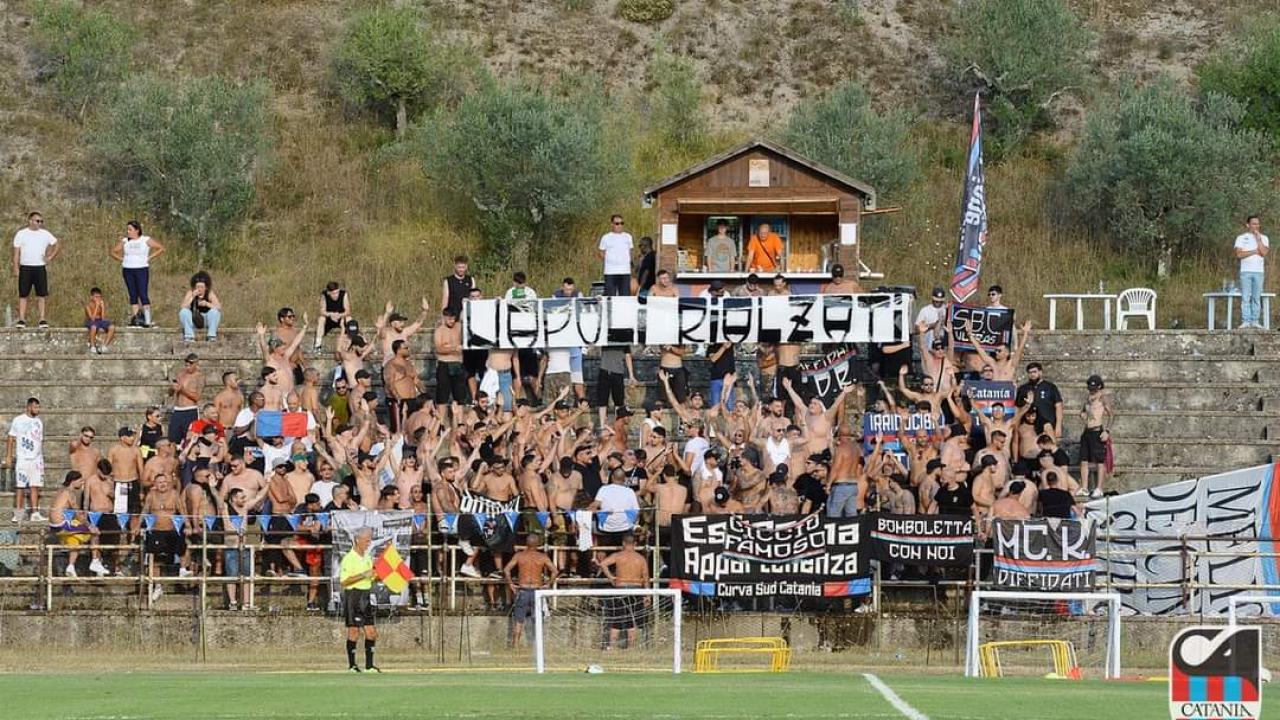 Tifosi del Catania da applausi, spunta uno splendido striscione di sostegno per Napoli | FOTO