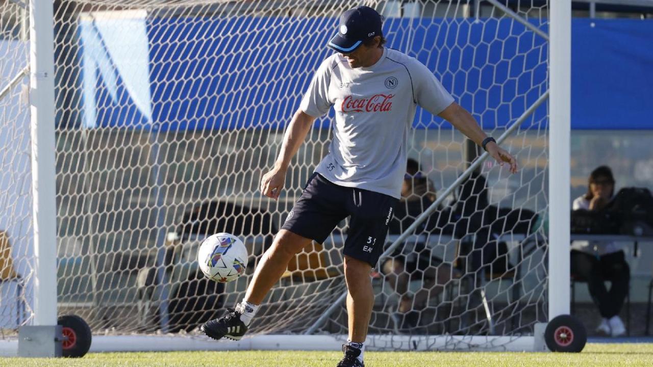 Amarcord Conte: 'torna' calciatore, prende la palla ed inizia a palleggiare in campo | FOTO