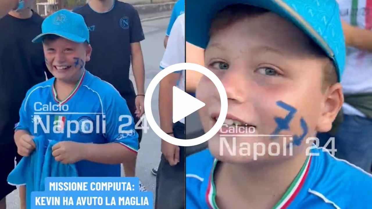 SSC Napoli, regalo per Kevin: maglia autografata da tutta la squadra dopo il furto a Castel di Sangro | VIDEO