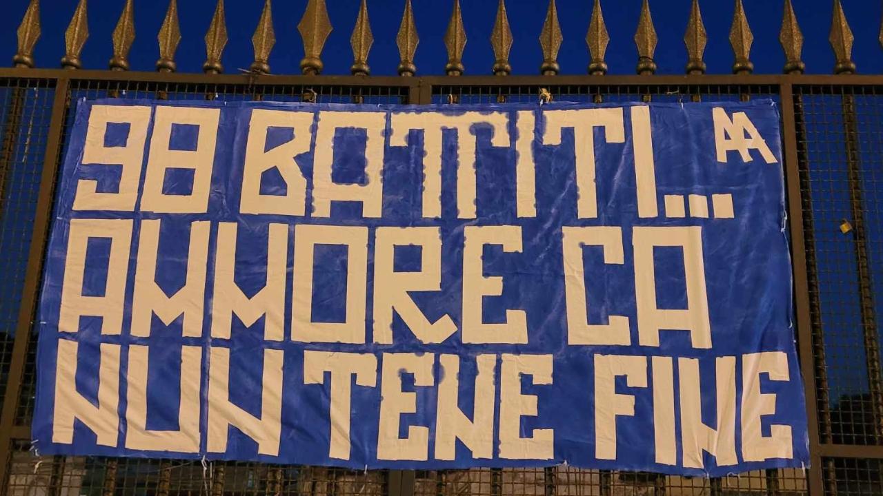98 anni per la SSC Napoli, striscione nella Sanità: "Ammore ca nun tene fine" | FOTO