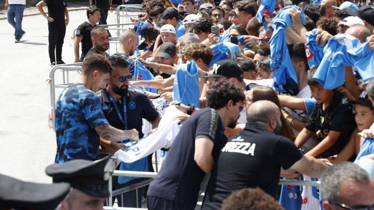 Kvaratskhelia e Di Lorenzo agli autografi, ressa incredibile dei tifosi al Patini | VIDEO