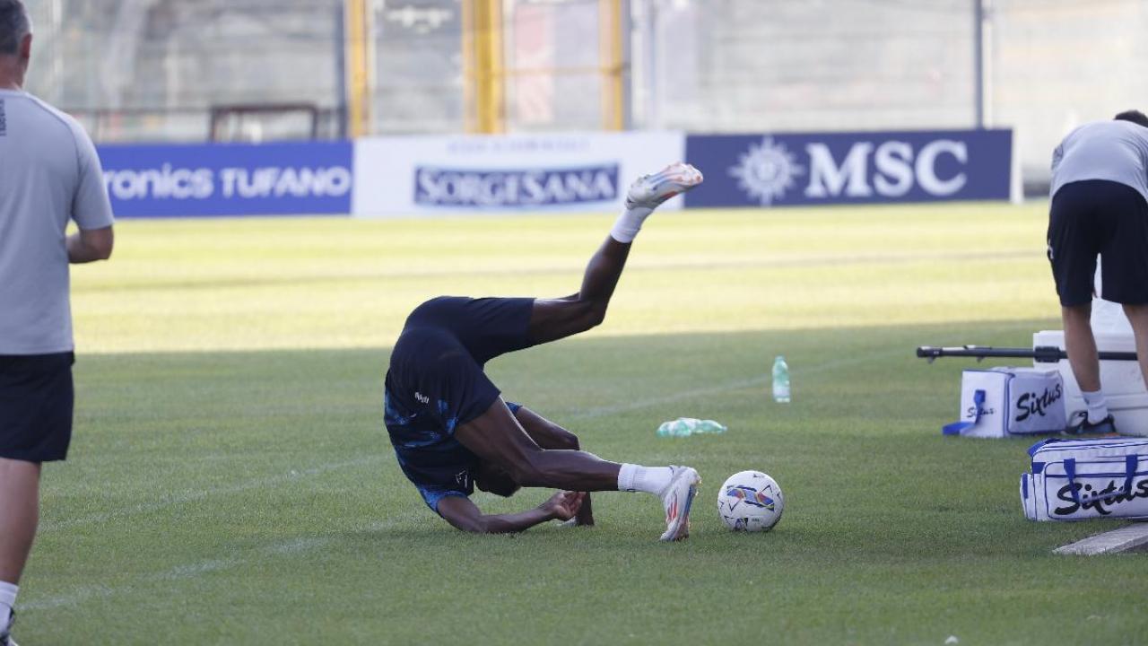 Osimhen show a bordocampo: prima palleggia di testa, poi rotola per terra | FOTOGALLERY