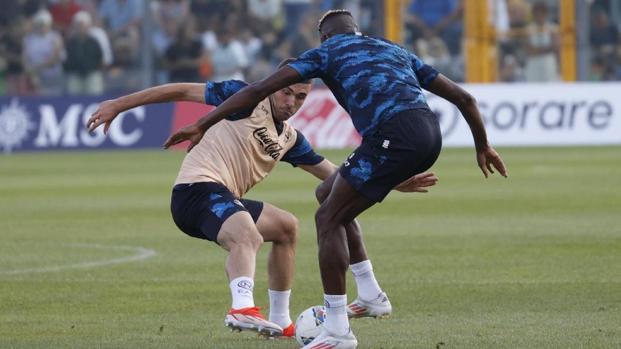 Osimhen vs Buongiorno, super sfida in allenamento: guardate chi ha vinto | VIDEO E FOTOGALLERY