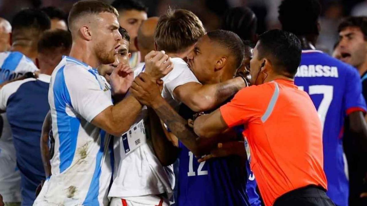 Rissa Francia-Argentina, choc alle Olimpiadi: lancio di transenne nel tunnel | VIDEO