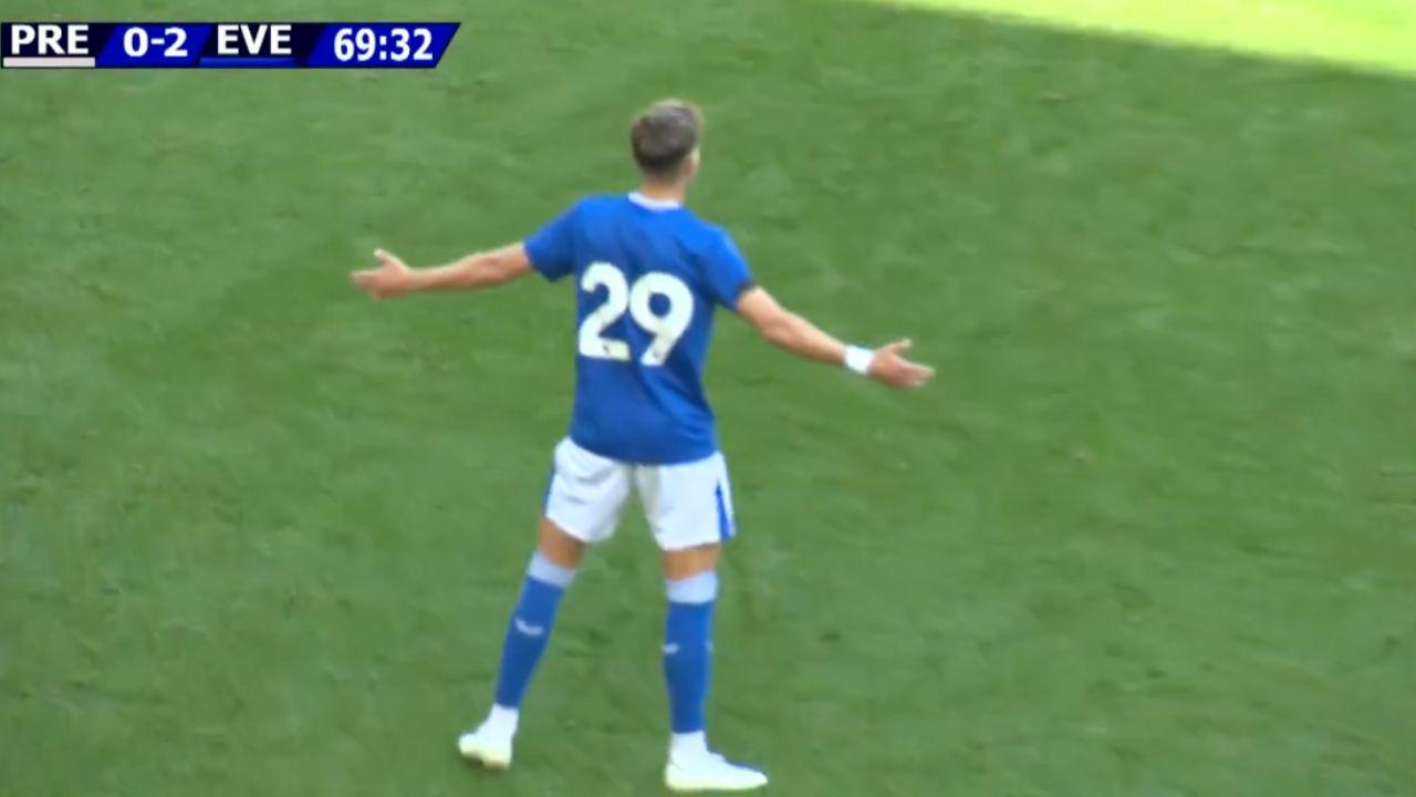 Lindstrom, gol capolavoro all'esordio con l'Everton! Entra e segna su punizione | VIDEO