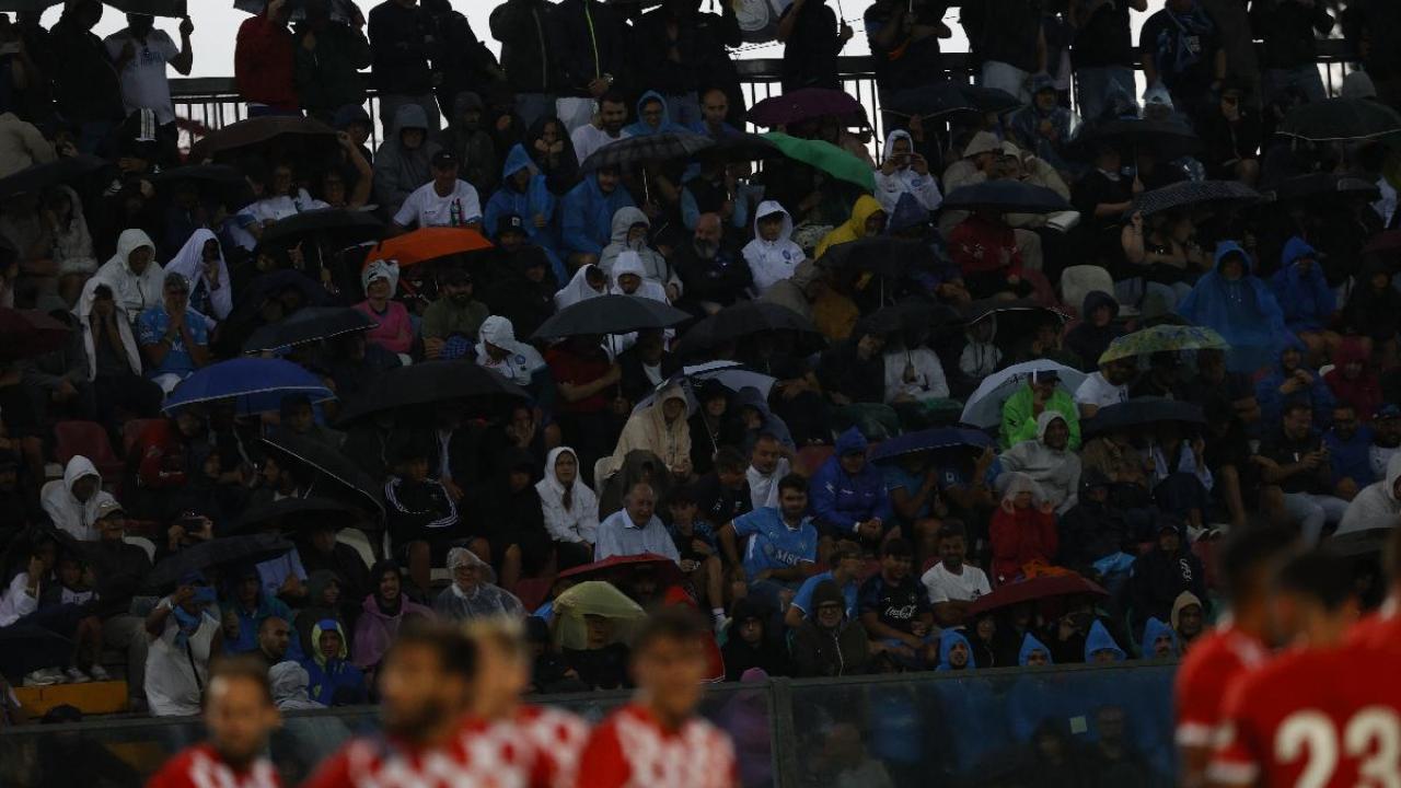 Napoli-Girona, pioggia intensa al Patini: i tifosi "scappano" per ripararsi, stadio svuotato