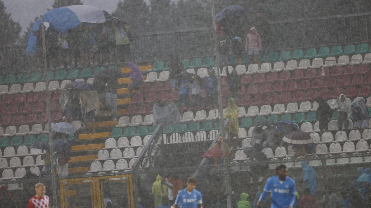 La pioggia battente fa andare via tutti: all'intervallo in pochi coraggiosi nelle curve, i tifosi cercano riparo prima del secondo tempo
