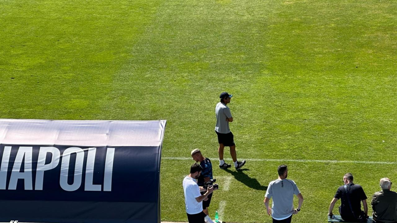 Napoli-Casertana, Mazzocchi raggiunge la panchina dopo il grande spavento di ieri | FOTO