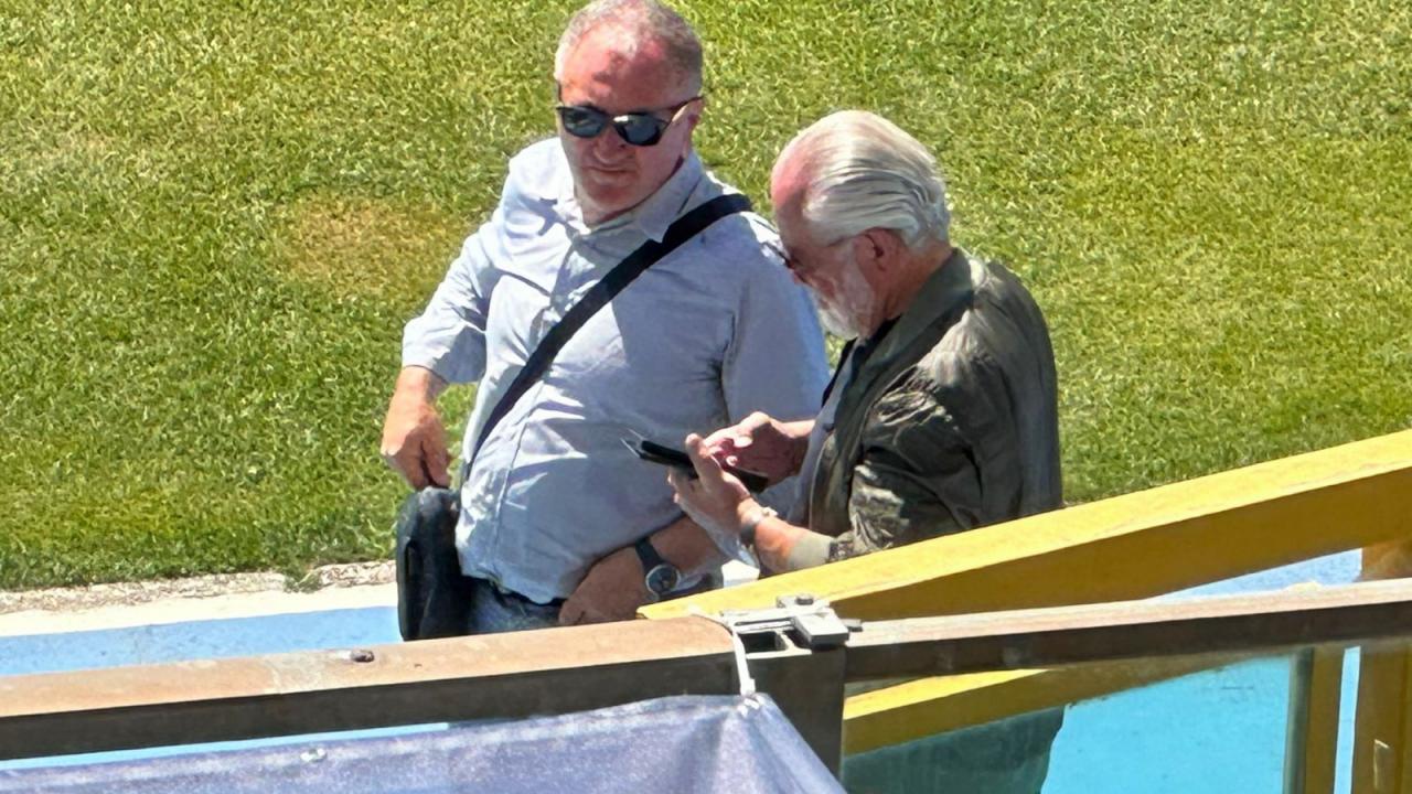 De Laurentiis col sindaco di Castel di Sangro, lunga telefonata a bordo campo per il presidente | FOTO