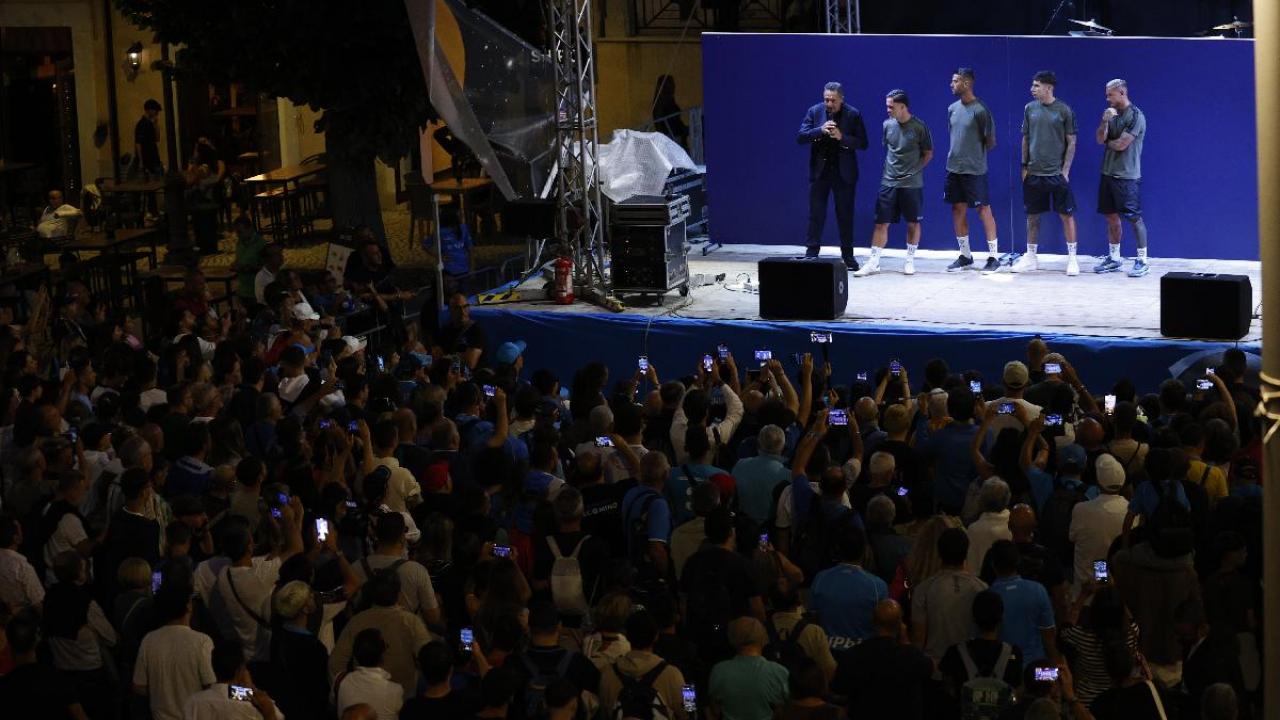 Dieci minuti e via: il breve incontro tra i tifosi del Napoli e quattro giocatori | FOTOGALLERY