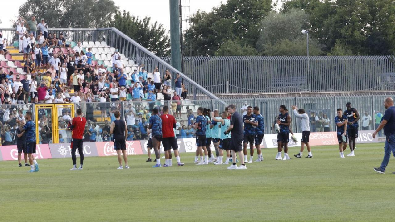 Il Napoli e Conte salutano i tifosi, tutto il pubblico intona 'sarò con te'! | FOTOGALLERY