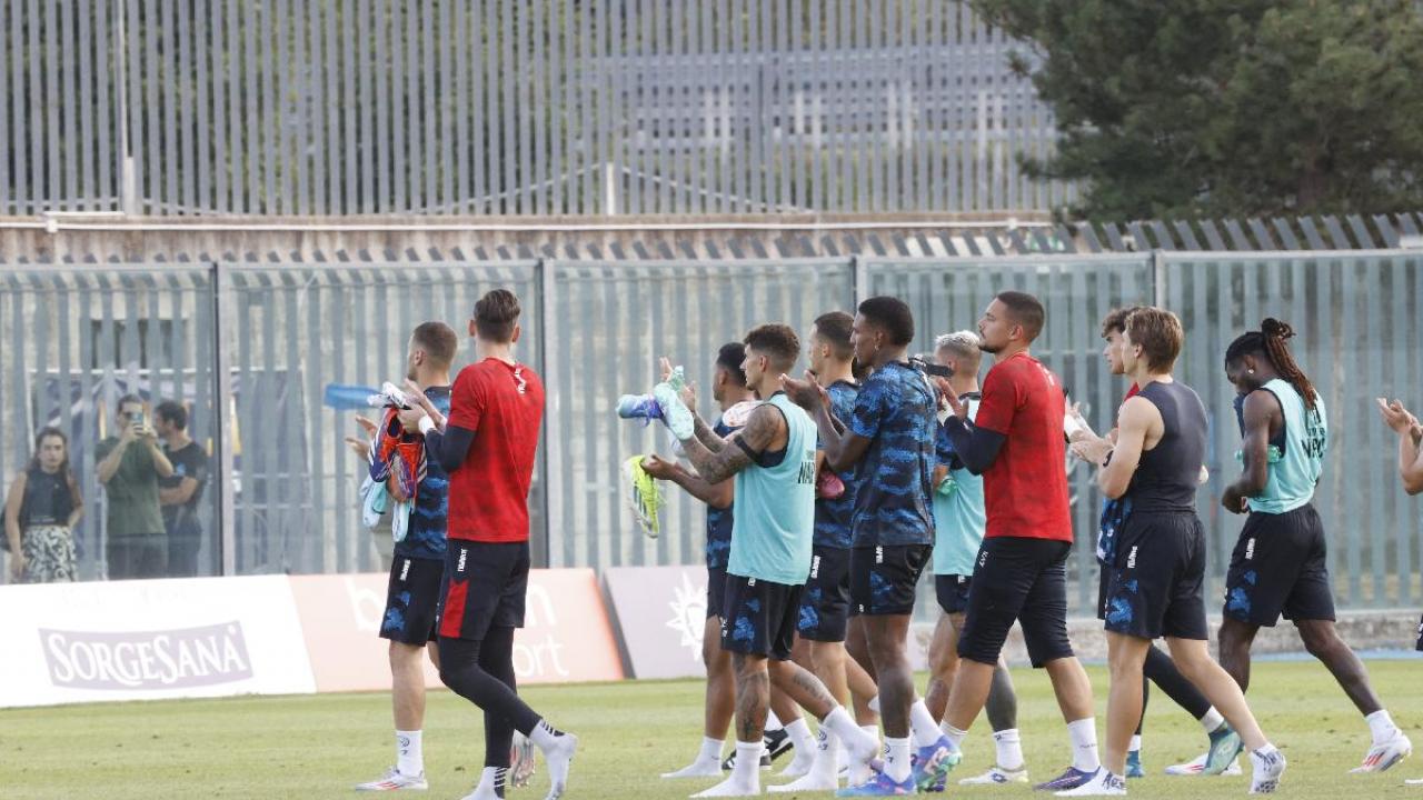 L'ultimo allenamento a porte aperte del Napoli di Conte ha dato la dimensione della partecipazione dei tifosi al lavoro di Kvaratskhelia e compagni