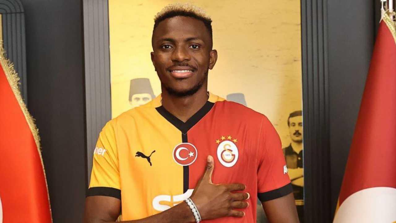 Cessione Osimhen, Romano: il Galatasaray si fa vivo di nuovo, può arrivare l'accordo! Gli azzurri hanno ricevuto un'altra offerta per cederlo