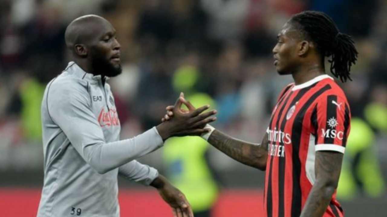 Sky - Accostato al Napoli, il Milan non molla Leao: chiesta cifra monstre per la cessione