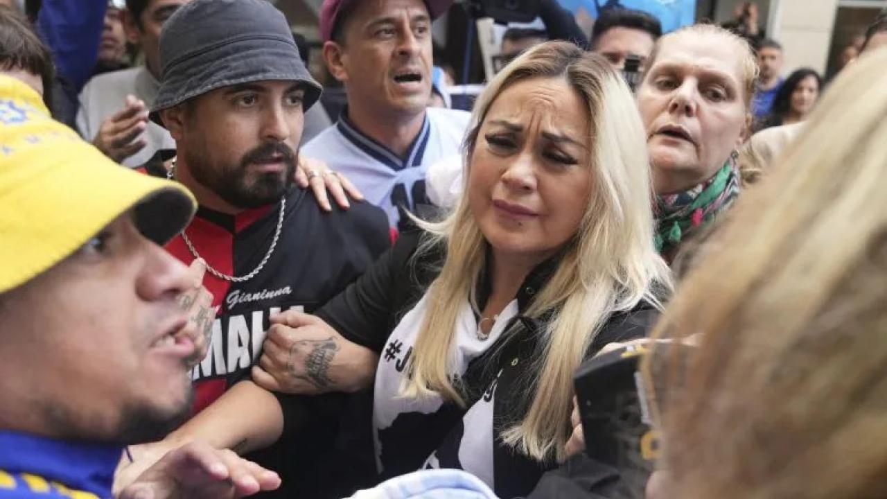 Veronica Ojeda, l'ex compagna di Maradona in aula: "Medici assassini, siete dei figli di pu...na!"