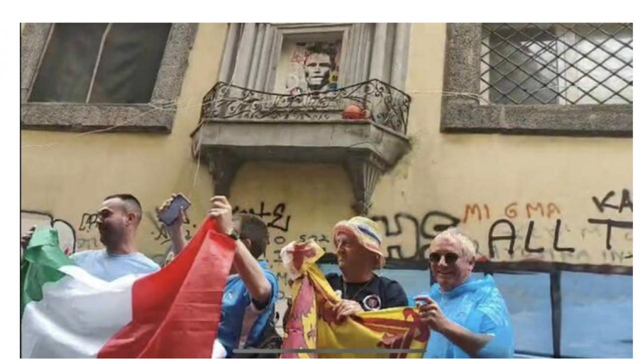 Edicola votiva dedicata a McTominay: i genitori di Scott la vistano ai Tribunali | FOTO