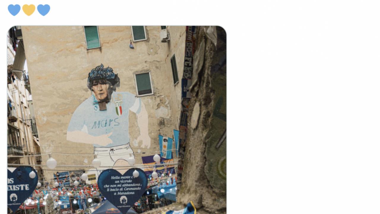 Il Genoa omaggia Maradona ai Quartieri Spagnoli con una maglia speciale | FOTO