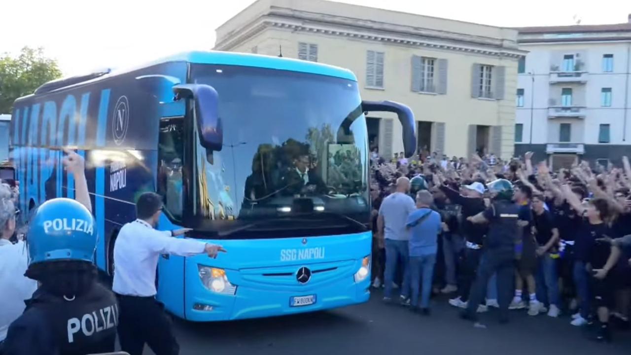 L'arrivo del pullman del Napoli al Tardini: guardate "l'accoglienza" dei tifosi del Parma! | VIDEO CN24