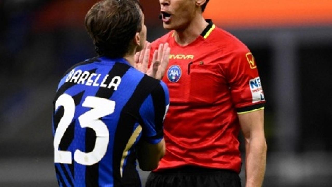 "Mi sto giocando la vita" Barella protesta sul rigore: la risposta da brividi di Chiffi