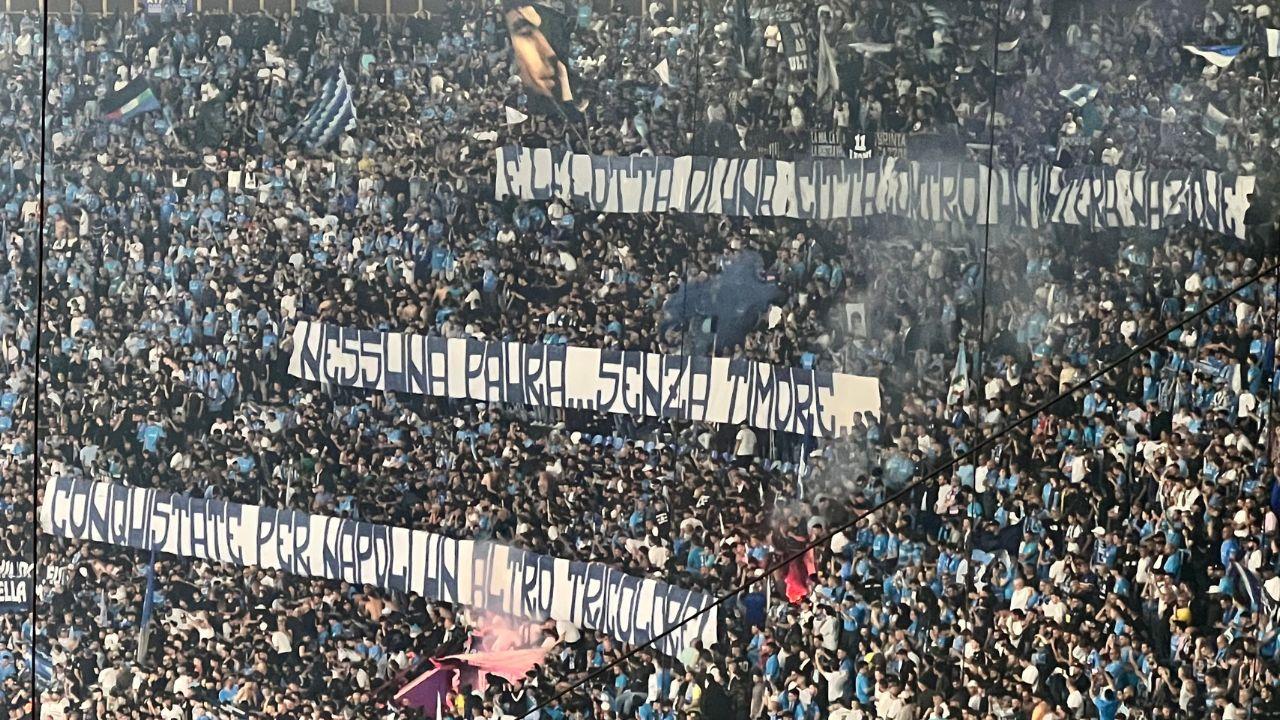Napoli Cagliari, striscione Curva A: "E' la lotta di una citt&agrave; contro un'intera nazione. Napoli conquista un altro tricolore" | FOTO