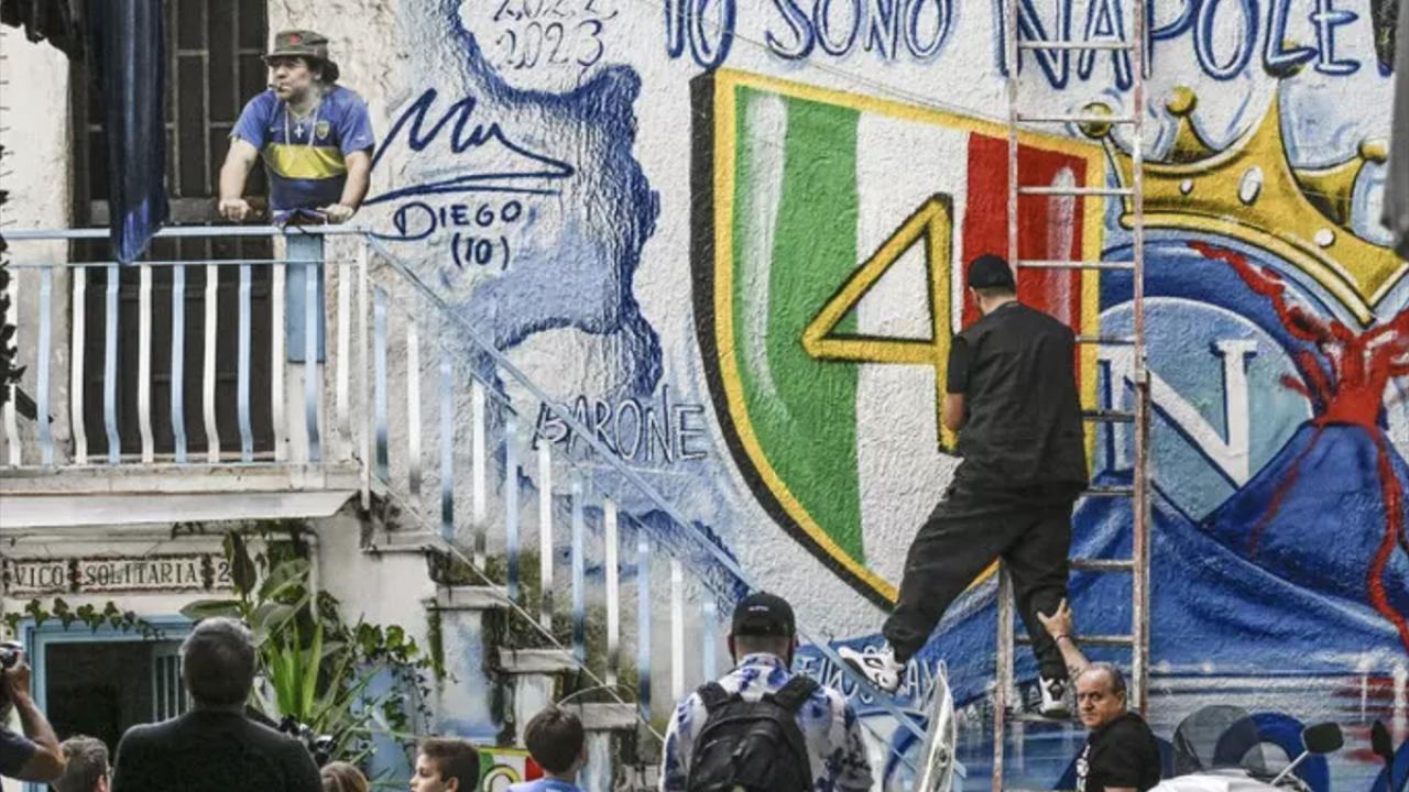 Scudetto Napoli e street art: writer al lavoro su murales, c'&egrave; un numero da sostituire