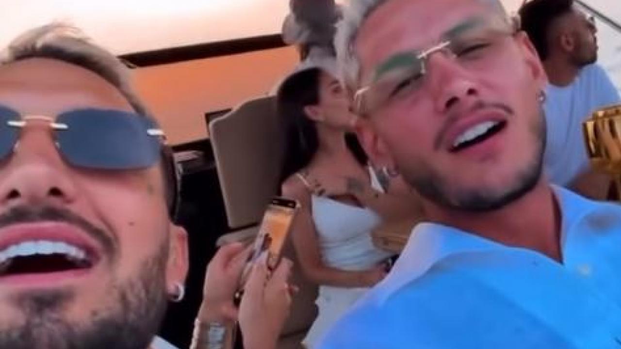 Mazzocchi-Russo, che coppia: cantano sulle note di Abbracciame e Rossetto e caff&egrave; | VIDEO