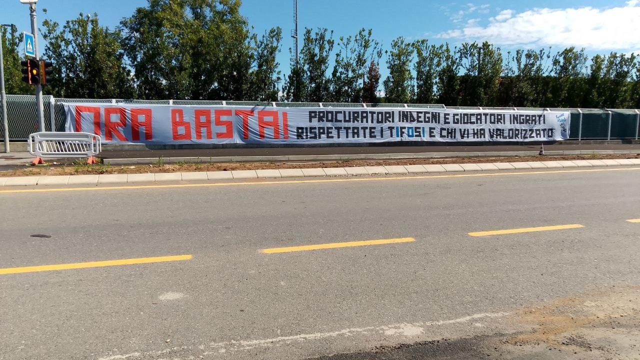 Caos Lookman-Atalanta, duro striscione dei tifosi bergamaschi: "Giocatori ingrati, ora basta!" | FOTO