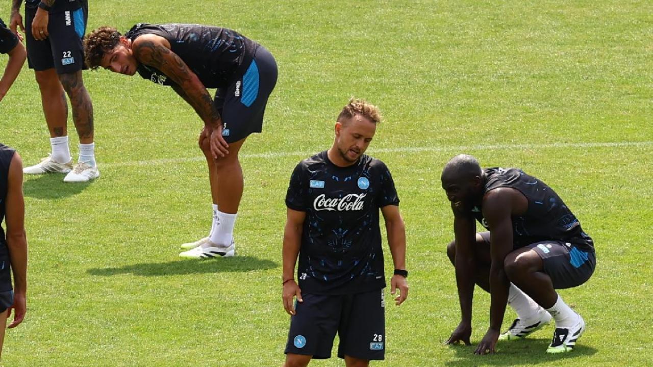 Le ripetute sotto il sole 'stremano' il Napoli, che facce per i calciatori distrutti dopo l'allenamento! | FOTOGALLERY CN24