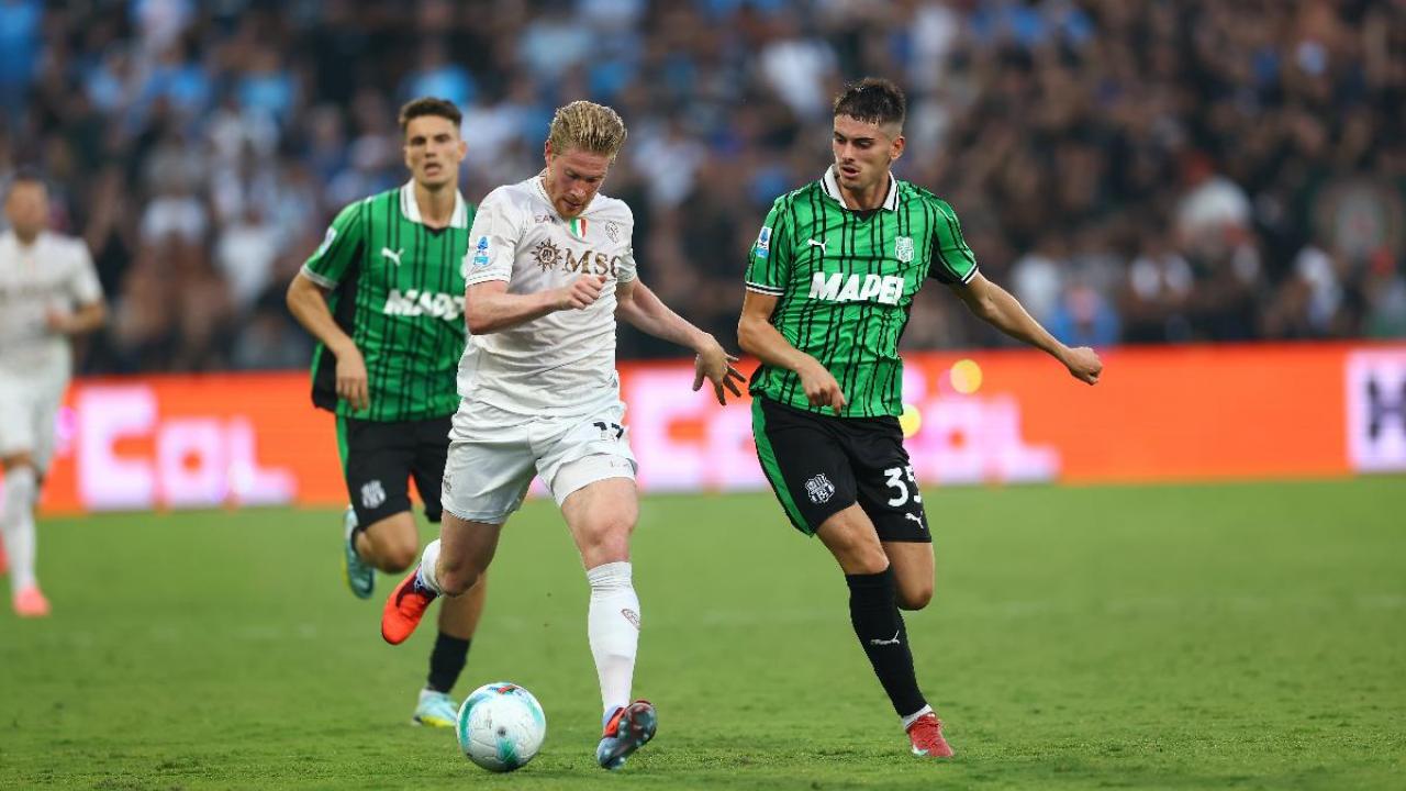 Tuttosport su De Bruyne: ciabatte da riposo con il numero 10! Ha dato il 'buongiorno' ai tifosi del Napoli