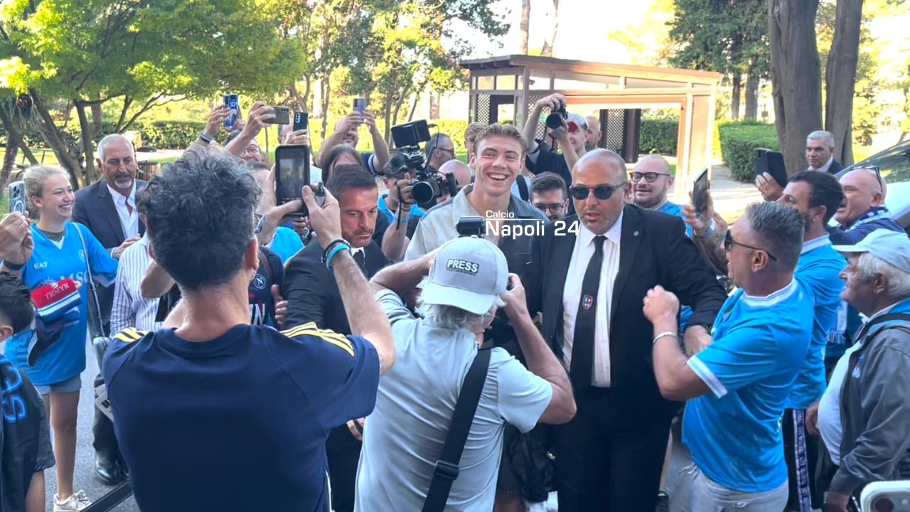 Hojlund è già a Castel Volturno! Primo allenamento con Conte, con la Fiorentina ci sarà