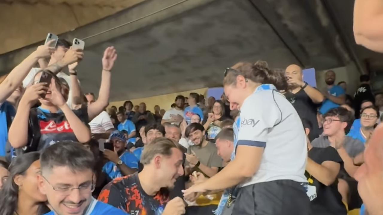 Emozioni al Maradona: proposta di matrimonio in Curva A durante Napoli-Cagliari | FOTO