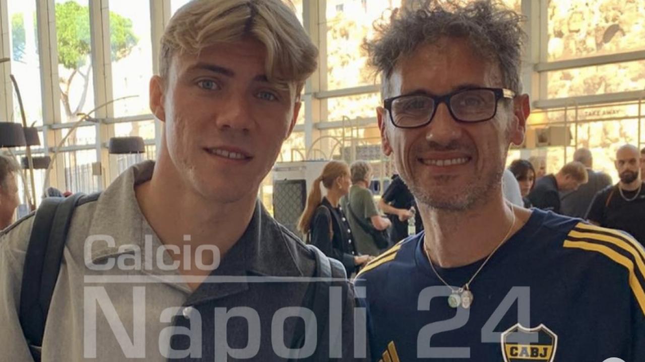Hojlund in viaggio per Napoli, selfie con i tifosi azzurri in stazione | FOTO CN24