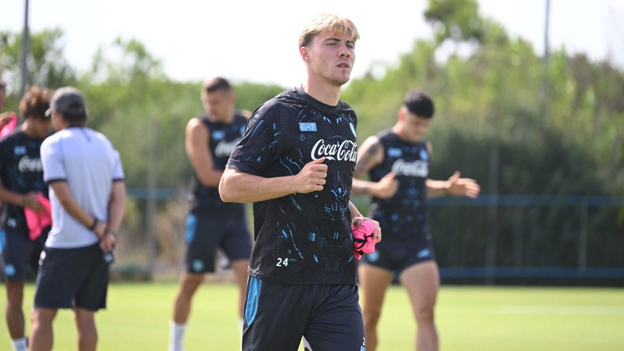 Sky - Fiorentina-Napoli, le scelte di Conte: Fab Four dal 1', la scelta su Hojlund-Lucca