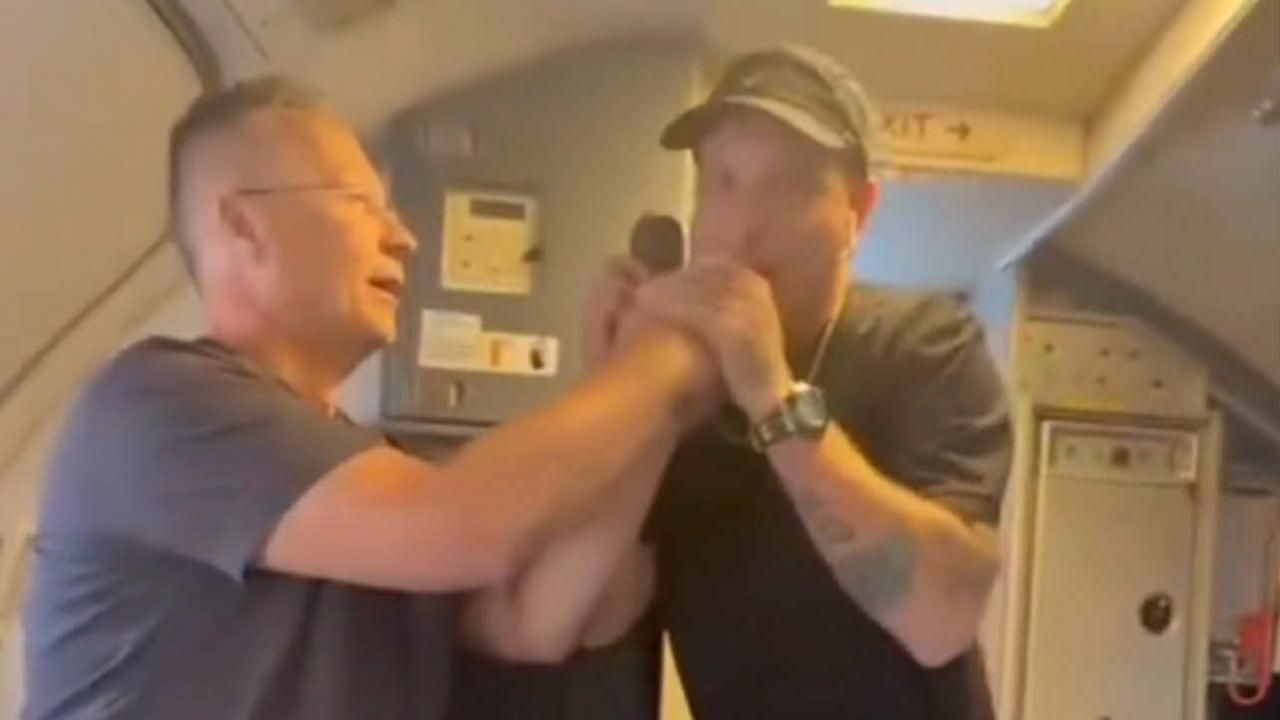 "Nessuno &egrave; perfetto!" Siparietto in aereo tra lo juventino Belli e il napoletano Clementino | VIDEO