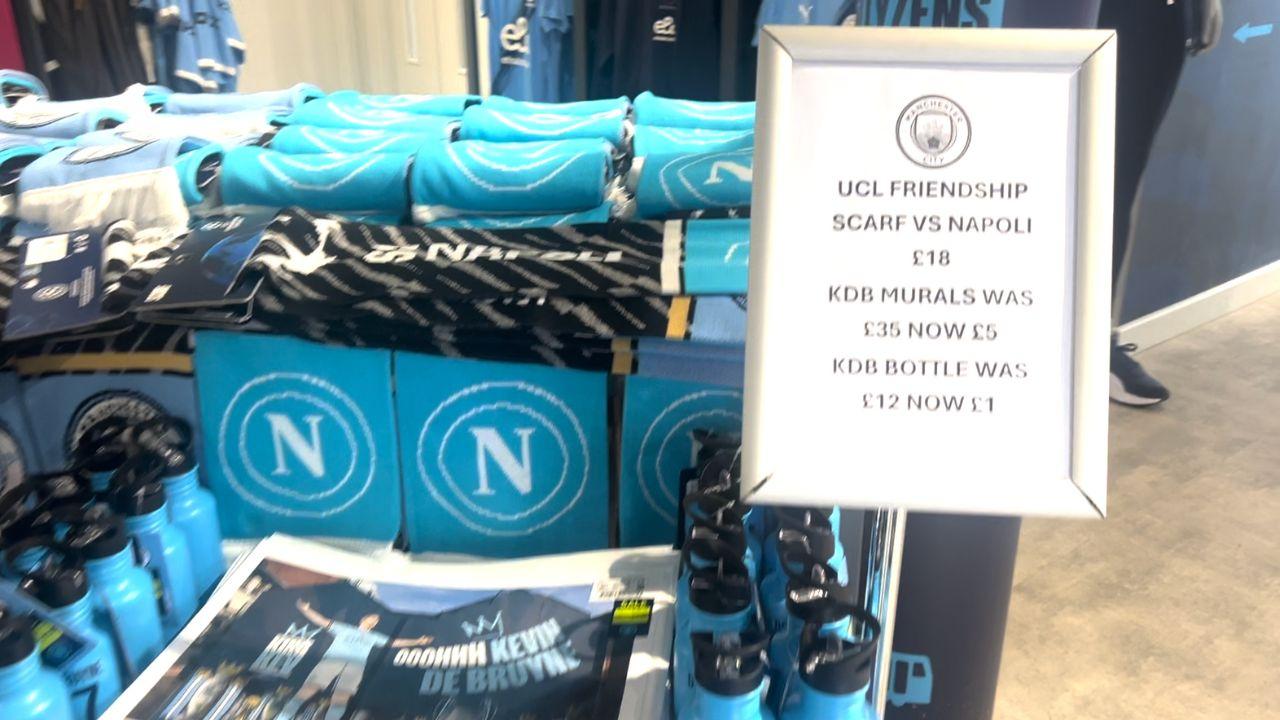 Manchester City-Napoli, guardate cosa c'&egrave; nello store allo stadio: c'entra De Bruyne | VIDEO