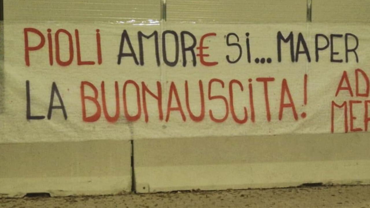 "Addio mer*a!", durissimo striscione dei tifosi della Fiorentina contro Pioli | FOTO