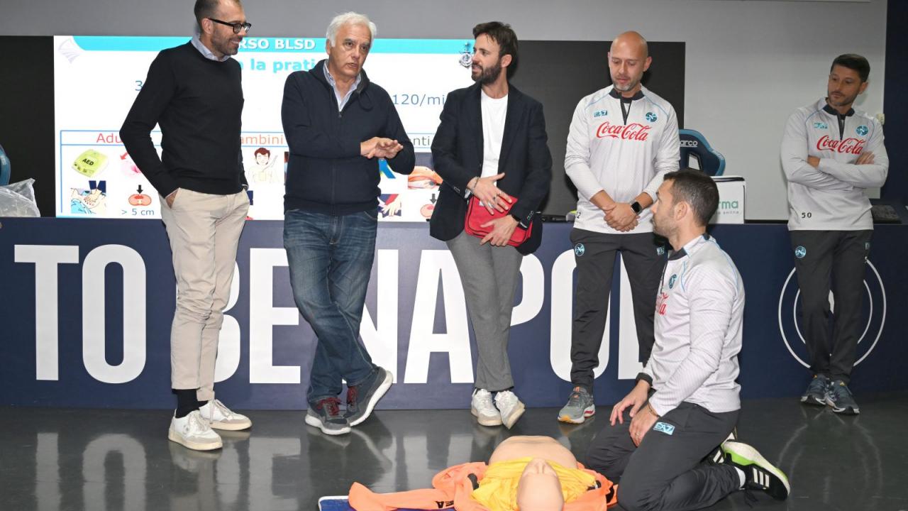 SSC Napoli, corso di primo soccorso con l'impiego del defibrillatore al Training Center: presente tutto lo staff | FOTO