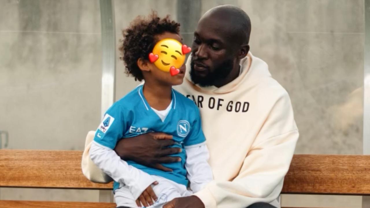 Lukaku, dolce scatto col piccolo Romeo: il figlio indossa il completino del Napoli | FOTO