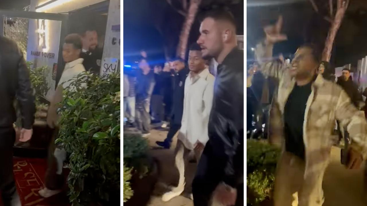 Tutti pazzi per David Neres! Bagno di folla alla cena di Natale, guardate che succede quando esce dal locale | VIDEO