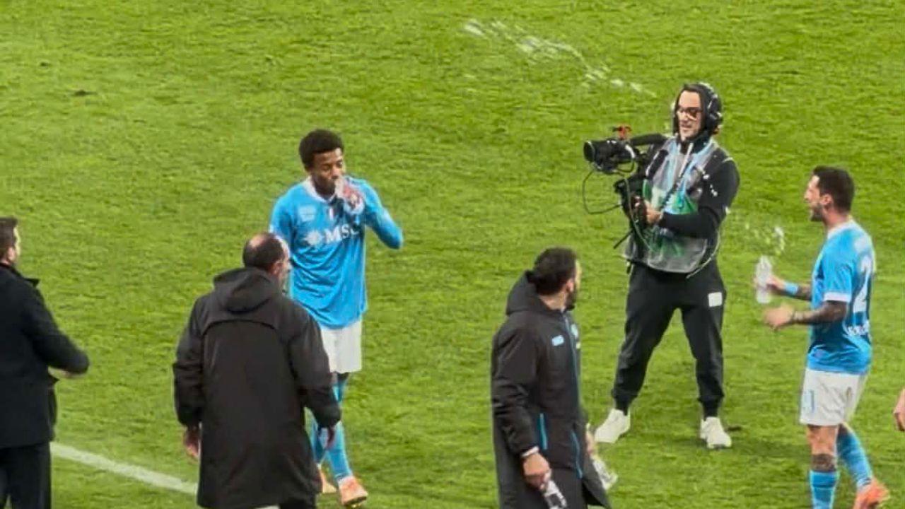 Neres scatenato a Riyadh: balli, canti e sigaro in bocca! Sempre con quell'aria un po' cos&igrave;...