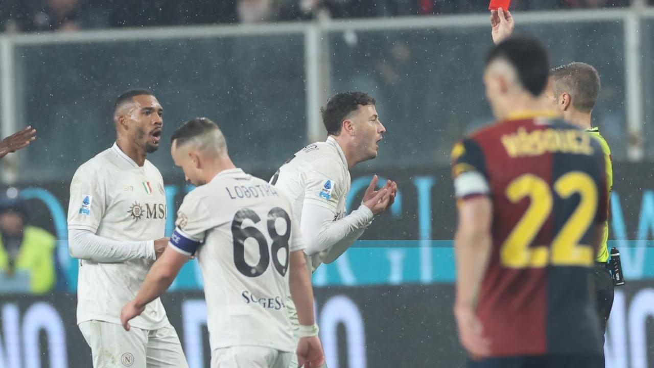"Si cerca di rubacchiare": da Roma recriminano, Genoa-Napoli come Roma-Napoli! La coppia Massa-Di Bello nel mirino