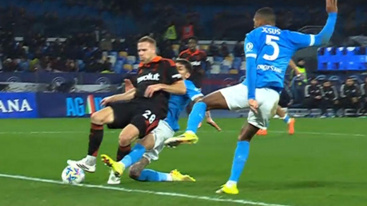 Moviola Napoli-Como Coppa Italia: contatto Olivera-Smolcic, per arbitro e VAR &egrave; rigore | FOTO