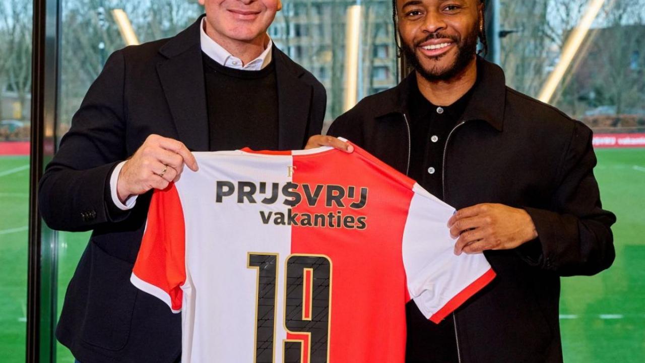 Sterling posa per la prima volta con la maglia numero 19 del Feyenoord